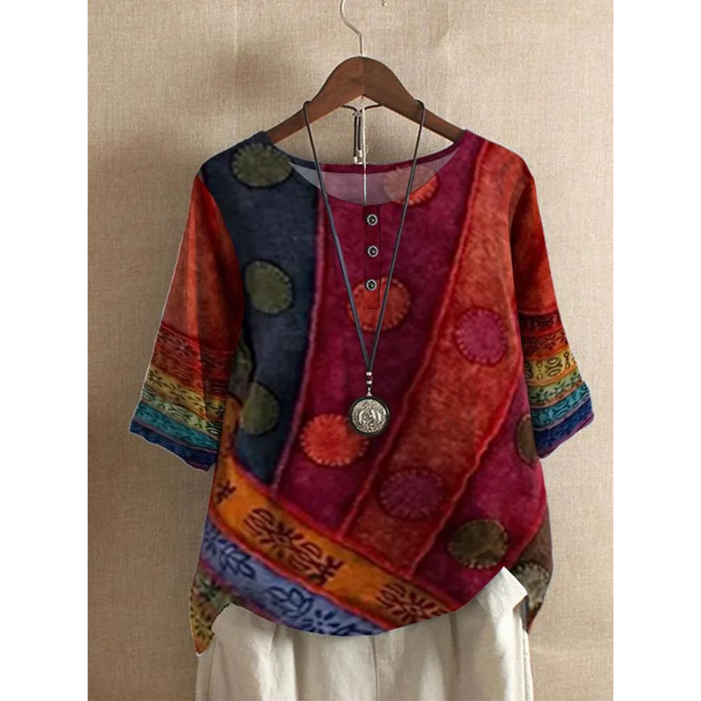 Noëlla | Patchwork top met artistiek design en knoopdetail