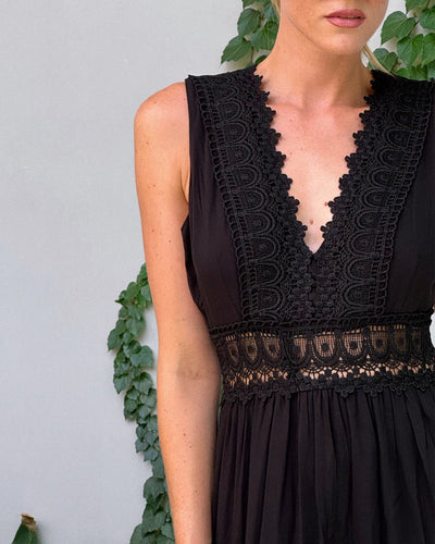 Marise | Mouwloze zomerjurk met kanten details en V-hals