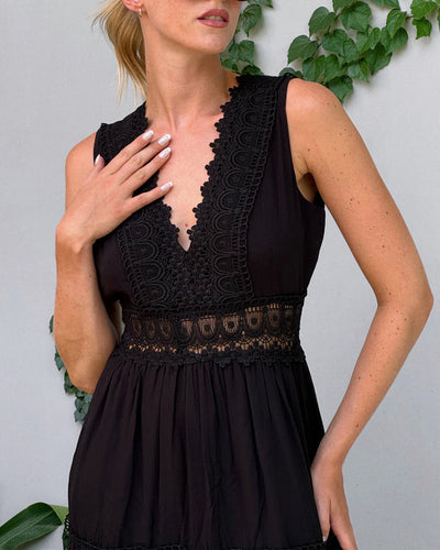Marise | Mouwloze zomerjurk met kanten details en V-hals