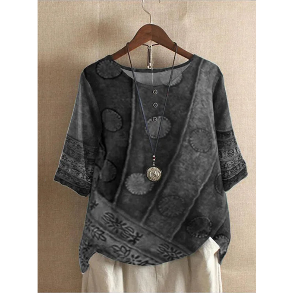 Noëlla | Patchwork top met artistiek design en knoopdetail