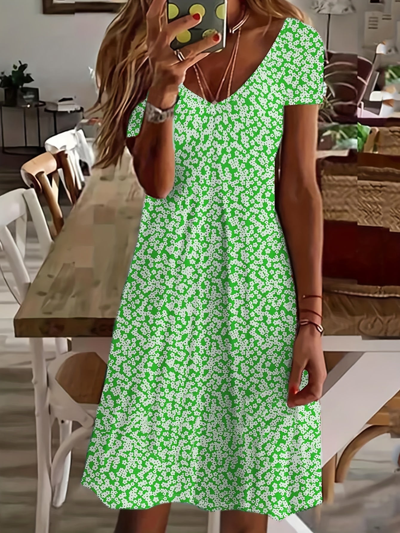 Marise | Zomerjurk met bloemenprint en elegante V-hals