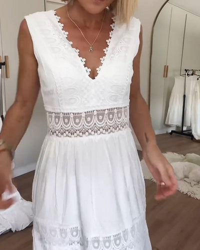 Marise | Mouwloze zomerjurk met kanten details en V-hals