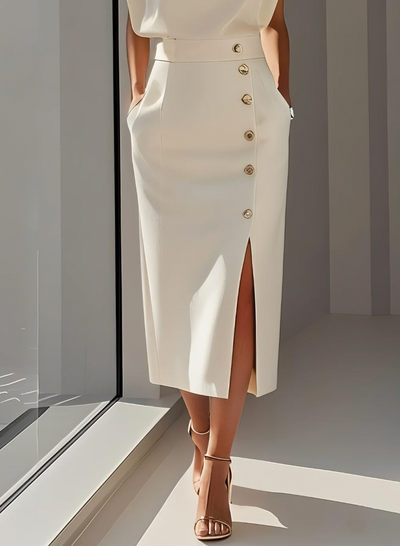 Sylvie | Ivoorkleurige powerdress met gouden details en tailleaccent