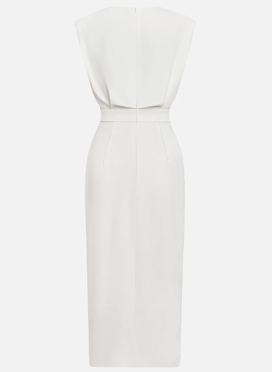 Sylvie | Ivoorkleurige powerdress met gouden details en tailleaccent