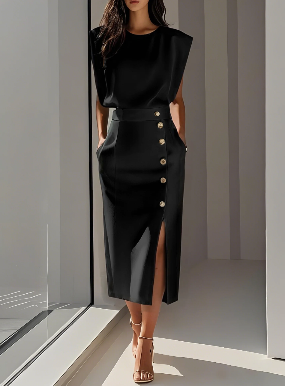 Sylvie | Ivoorkleurige powerdress met gouden details en tailleaccent