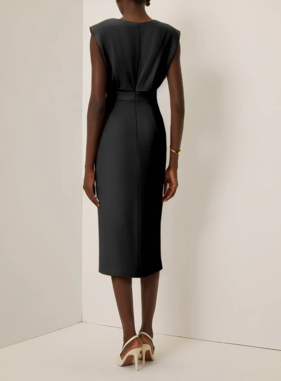 Sylvie | Ivoorkleurige powerdress met gouden details en tailleaccent