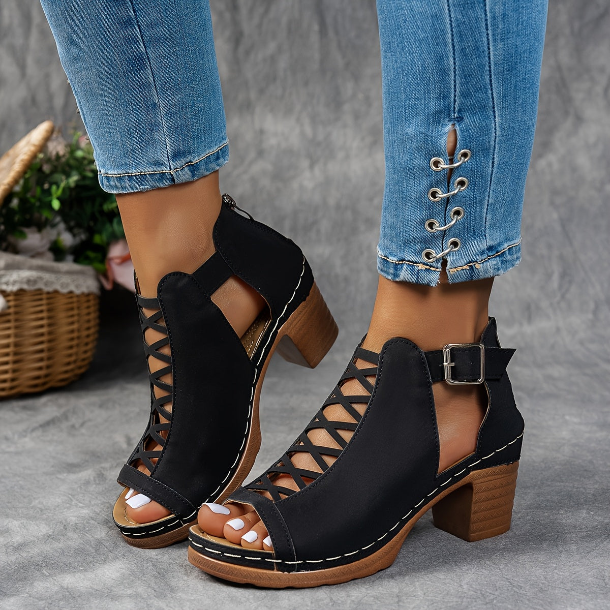 Isalie | Luchtige Blokhaksandalen met Cut-Out Design